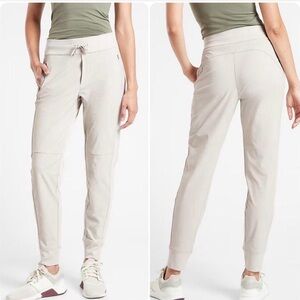 Athleta Headlands Hybrid Trek Mid Rise Jogger Pant Size 8 in Abalone